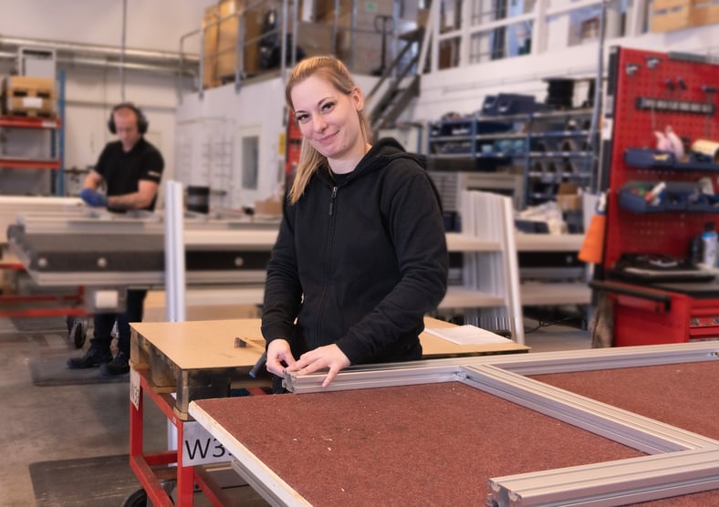 Matilda monterer aluminiumskonstruksjoner hos Rollco